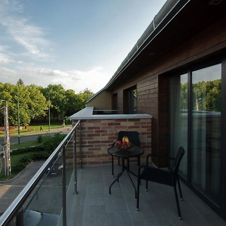 Almasy Apartmanhaz Дьюла Екстер'єр фото