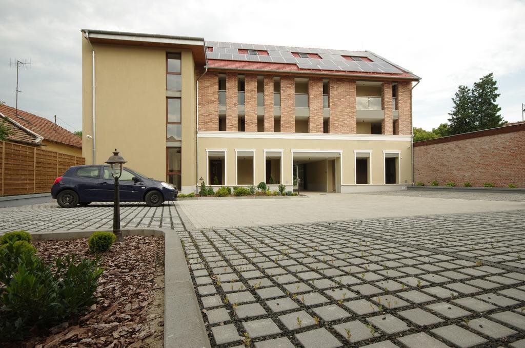 Almasy Apartmanhaz Дьюла Екстер'єр фото